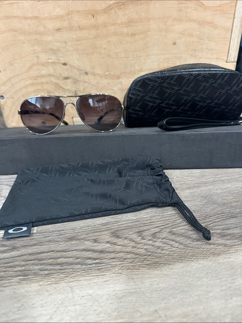 Oakley Women’s Black and Brown Aviator Sunglasses Set